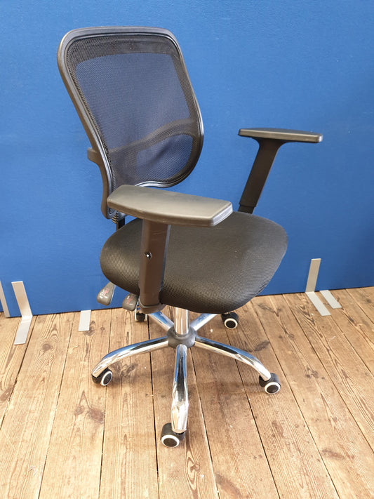 Black Mesh & Arms Office Chair
